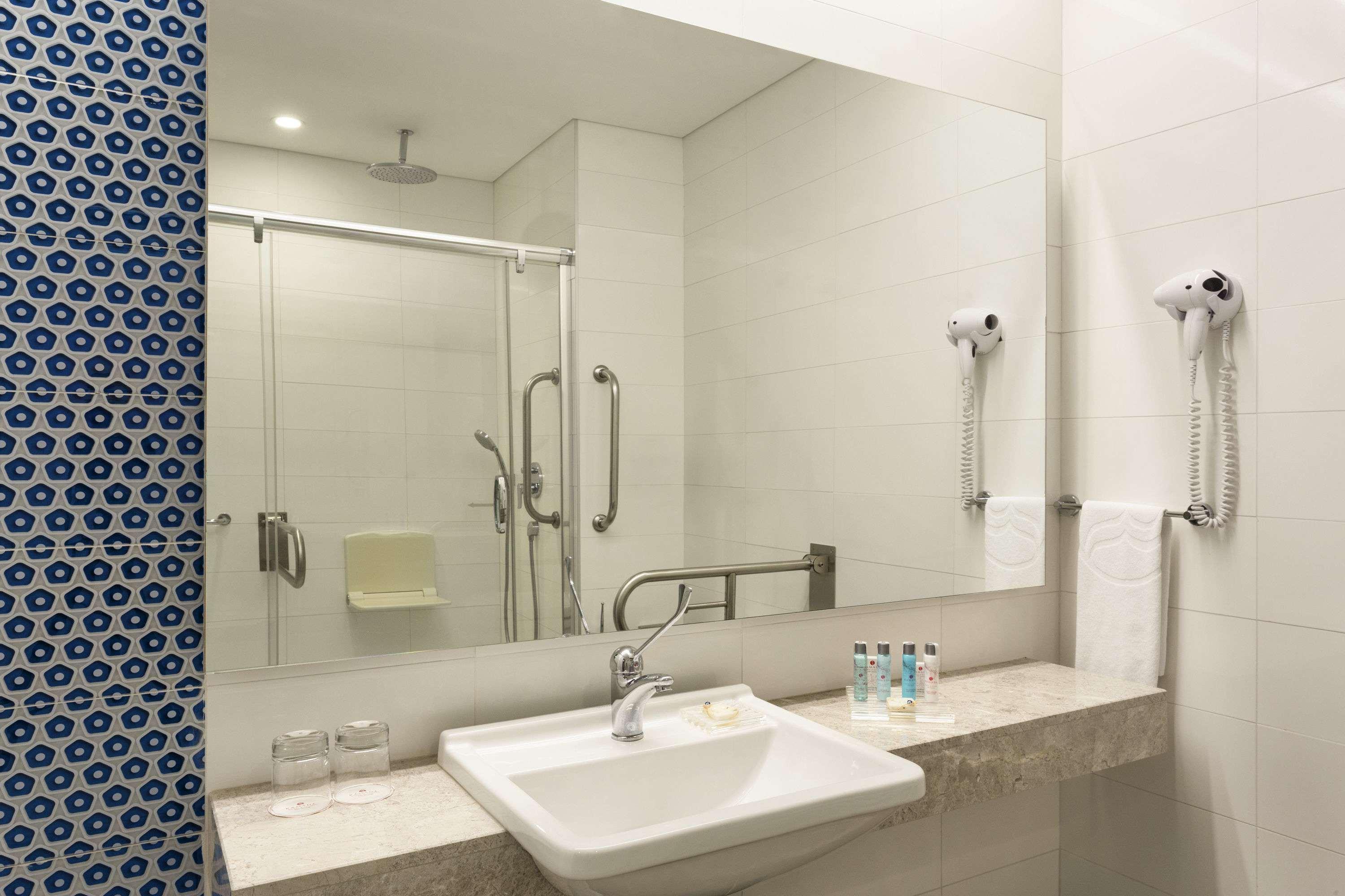 Ramada Hotel & Suites By Wyndham Izmir Kemalpasa Екстер'єр фото