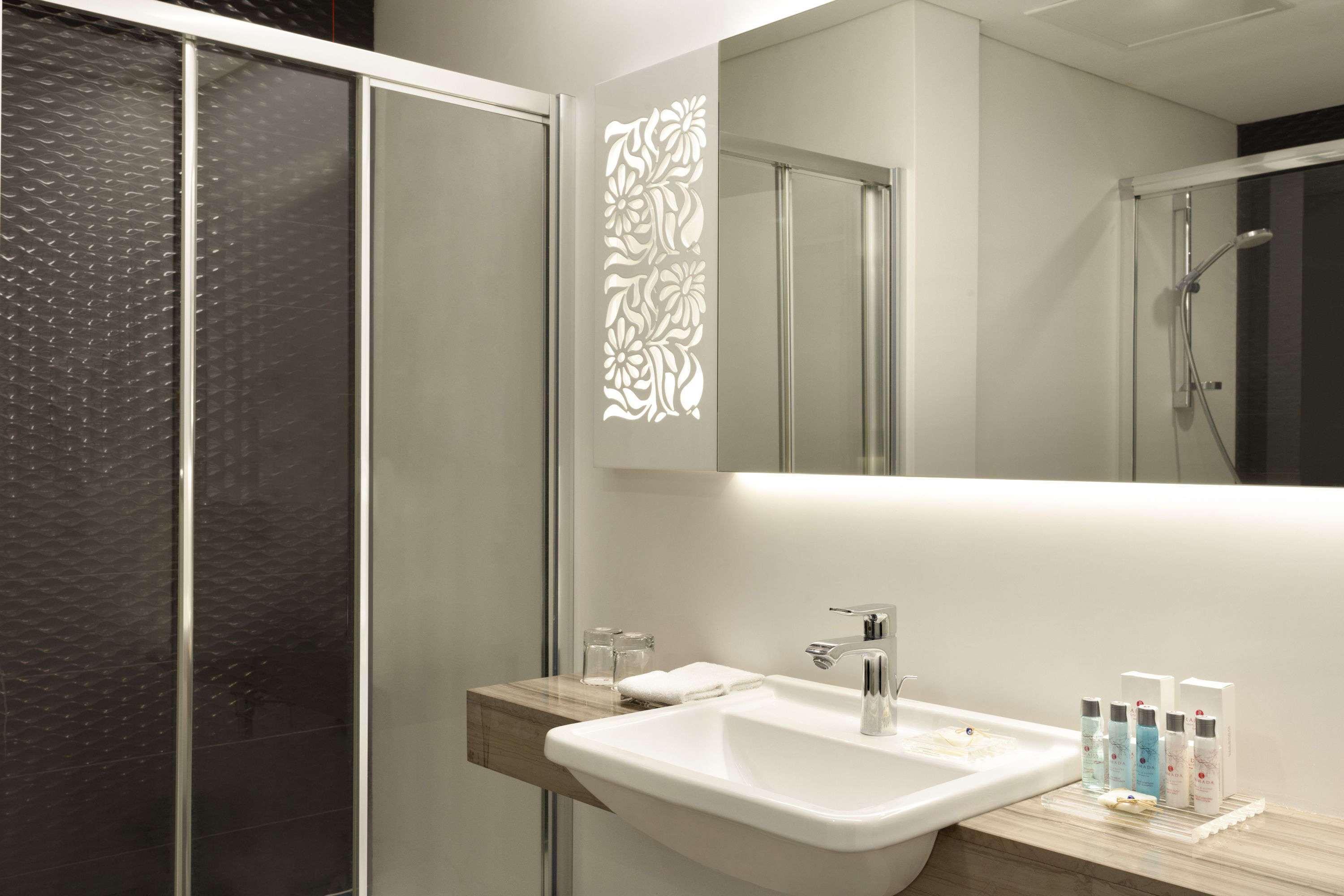 Ramada Hotel & Suites By Wyndham Izmir Kemalpasa Екстер'єр фото