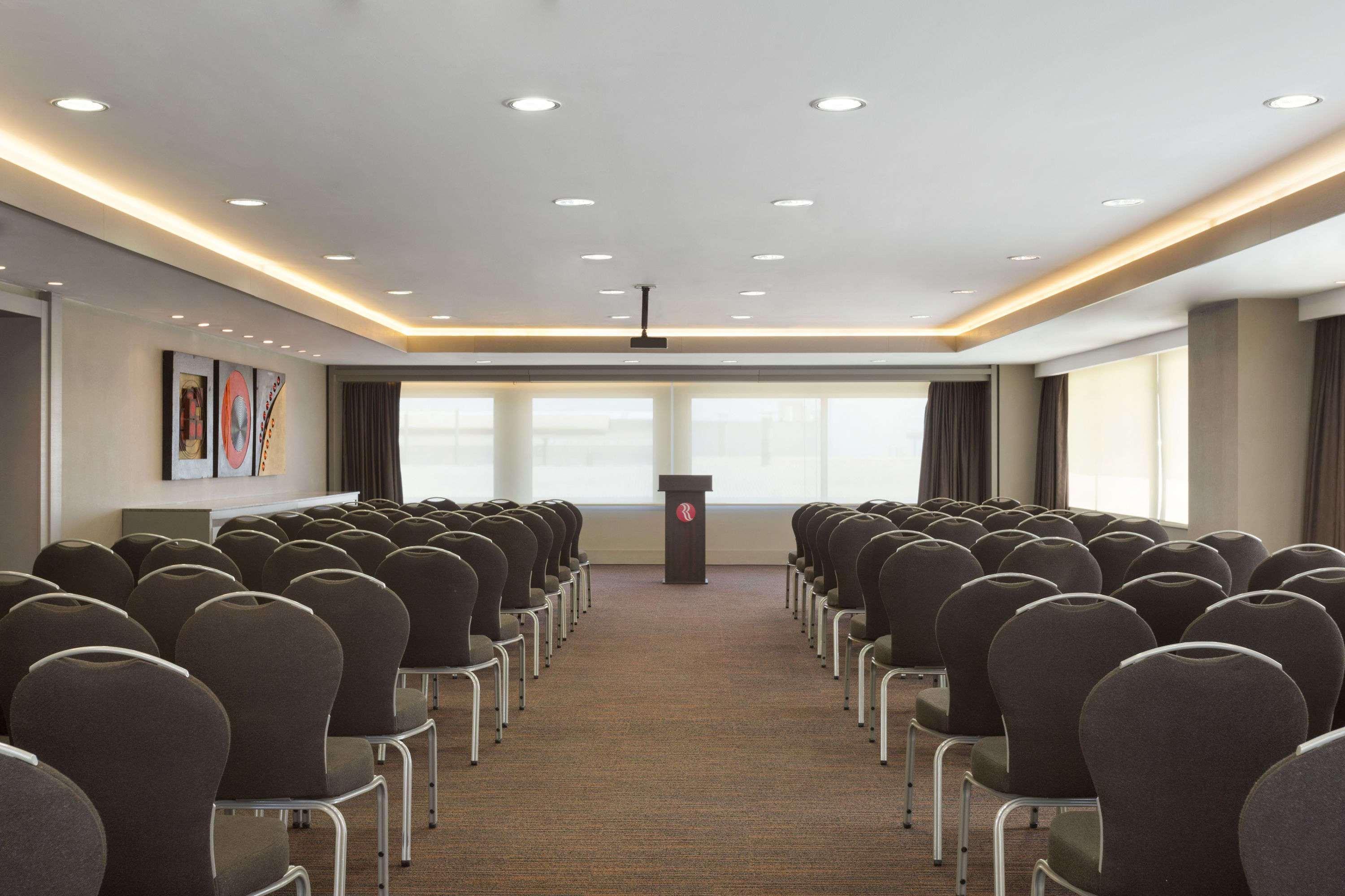 Ramada Hotel & Suites By Wyndham Izmir Kemalpasa Екстер'єр фото