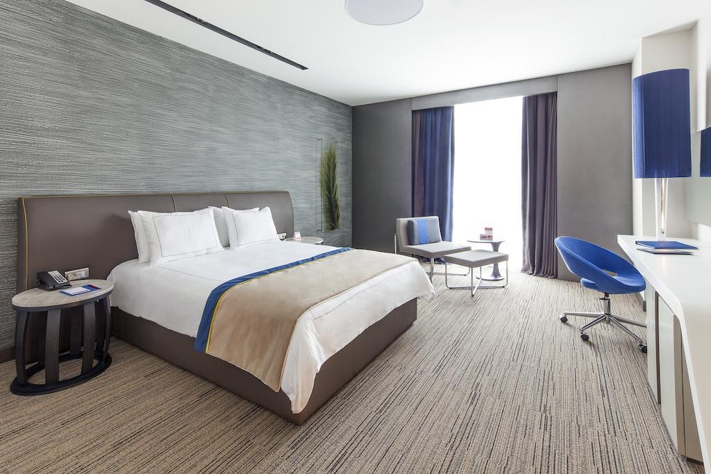 Ramada Hotel & Suites By Wyndham Izmir Kemalpasa Номер фото