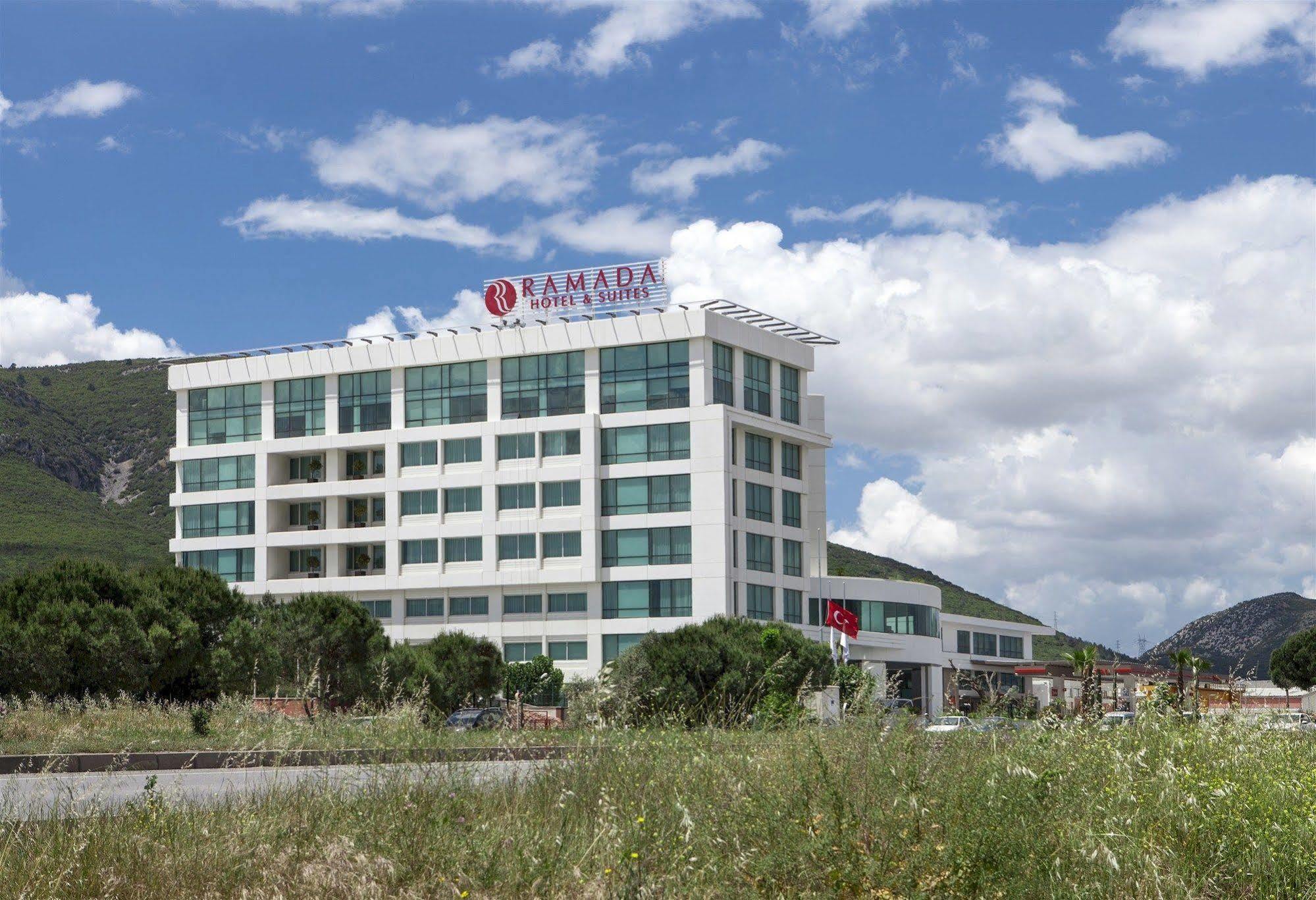 Ramada Hotel & Suites By Wyndham Izmir Kemalpasa Екстер'єр фото