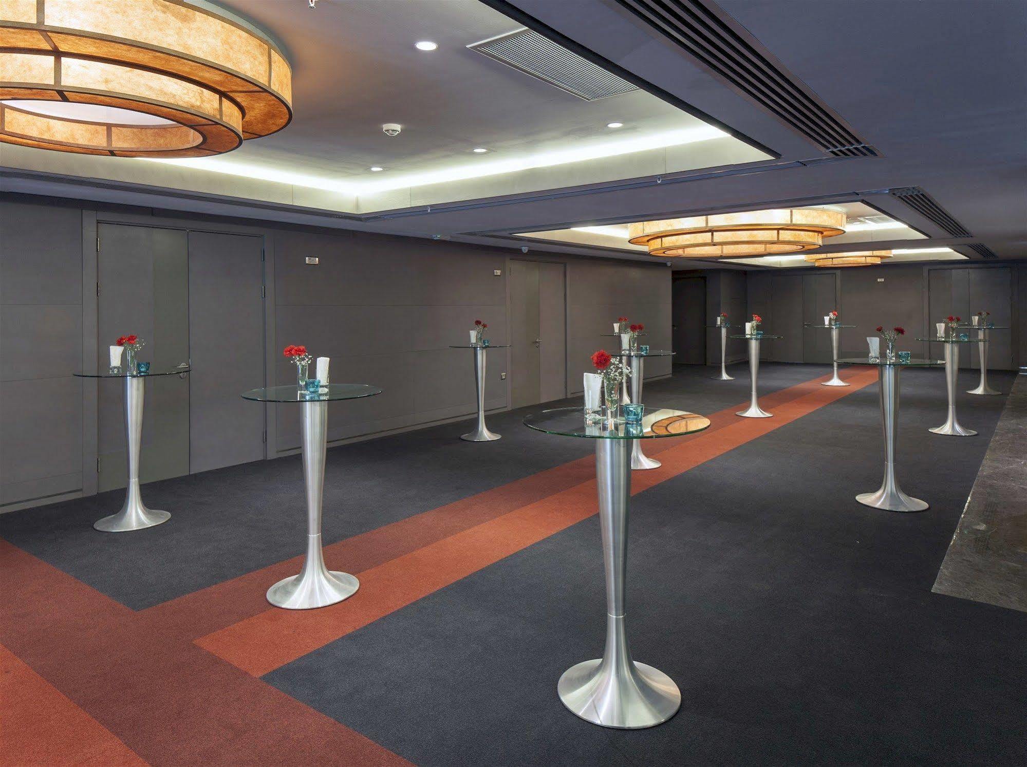Ramada Hotel & Suites By Wyndham Izmir Kemalpasa Екстер'єр фото