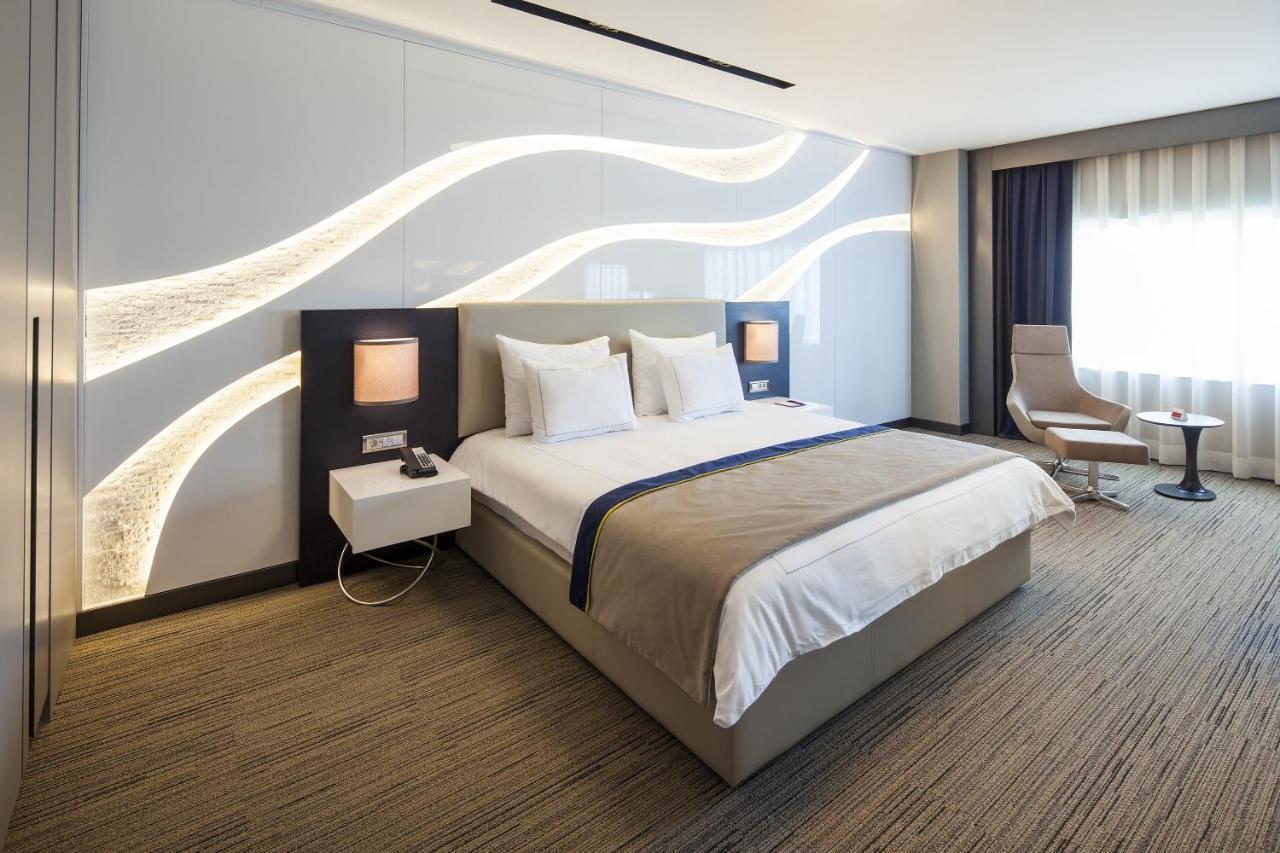 Ramada Hotel & Suites By Wyndham Izmir Kemalpasa Екстер'єр фото